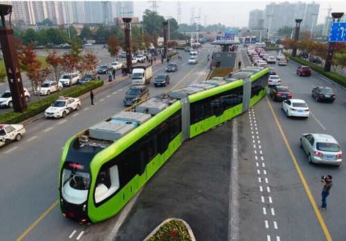 國人驕傲：全球首列智軌公交列車開跑。